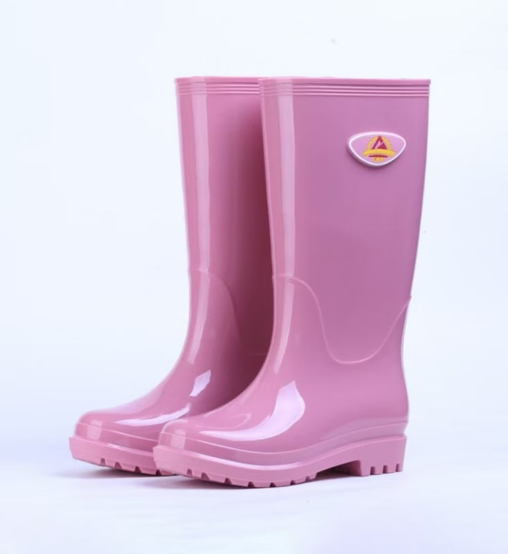 Ženske debele visoke čizme za kišu s PVC gornjim dijelom, visokim nadkoljenim, jednokomponentna lijevana konstrukcija, niski potpetica 1–3 cm, pogodne za sve sezone