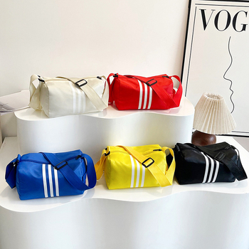Nagy kapacitású váll-táska, nylon anyag, városi minimalista stílus, cipzáras zárás, belső patch zseb
