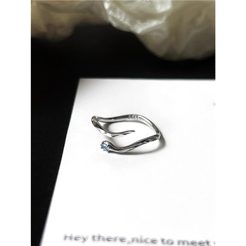 Trojrozmerný meďný prsteň s geometrickým dizajnom, elektroplátovaný, unisex šperk na ruku, jar 2025