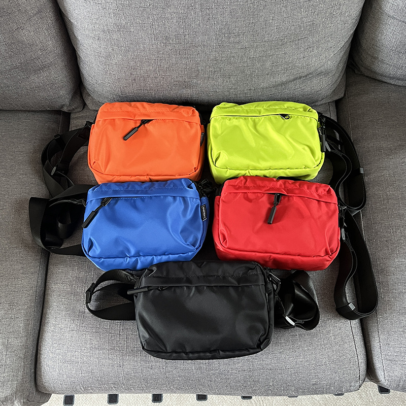 Crossbody taška z Oxford materiálu, široký popruh, obdĺžnikový tvar, zapínanie na zips, vnútorná kapsa na zips