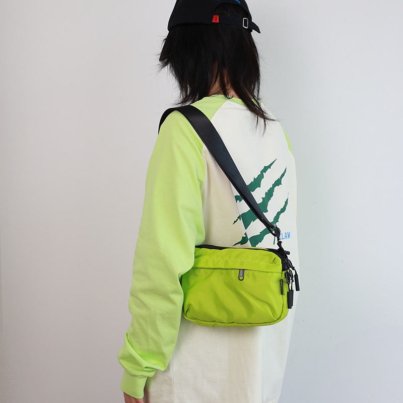 Crossbody taška z Oxford materiálu, široký popruh, obdĺžnikový tvar, zapínanie na zips, vnútorná kapsa na zips