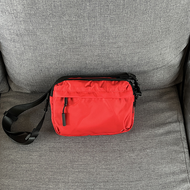 Crossbody taška z Oxford materiálu, široký popruh, obdĺžnikový tvar, zapínanie na zips, vnútorná kapsa na zips
