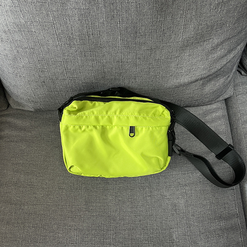 Crossbody taška z Oxford materiálu, široký popruh, obdĺžnikový tvar, zapínanie na zips, vnútorná kapsa na zips