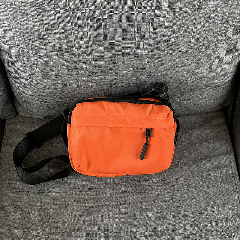 Crossbody taška z Oxford materiálu, široký popruh, obdĺžnikový tvar, zapínanie na zips, vnútorná kapsa na zips