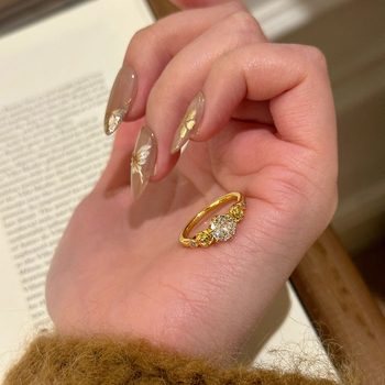 Prsteň — antické zlato, geometrický tvar, elektroplatovanie, jar 2025 vydanie