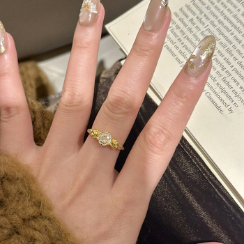 Prsteň — antické zlato, geometrický tvar, elektroplatovanie, jar 2025 vydanie