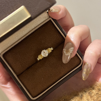 Prsteň — antické zlato, geometrický tvar, elektroplatovanie, jar 2025 vydanie