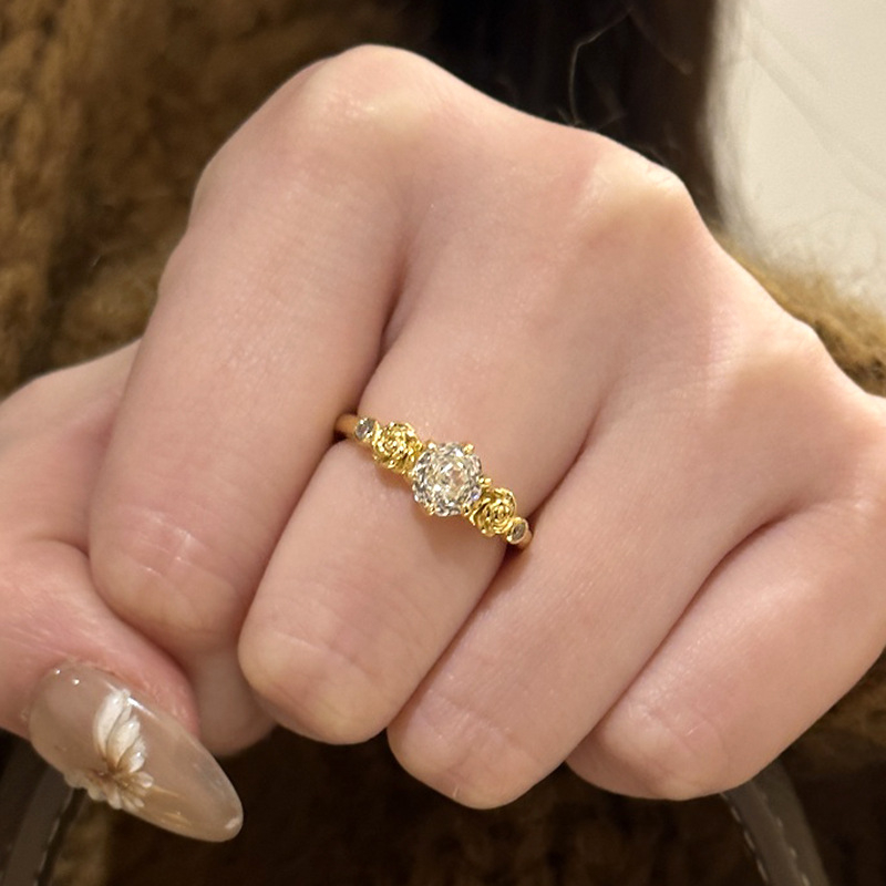 Prsteň — antické zlato, geometrický tvar, elektroplatovanie, jar 2025 vydanie