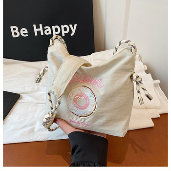 Mestská jednoduchosť: taška cez rameno z Oxfordu s horizontálnym štvorcovým tvarom, zipsom a skrytou vnútornou kapsou