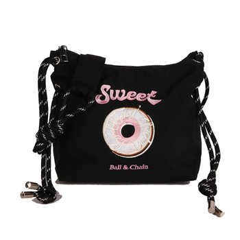 Mestská jednoduchosť: taška cez rameno z Oxfordu s horizontálnym štvorcovým tvarom, zipsom a skrytou vnútornou kapsou