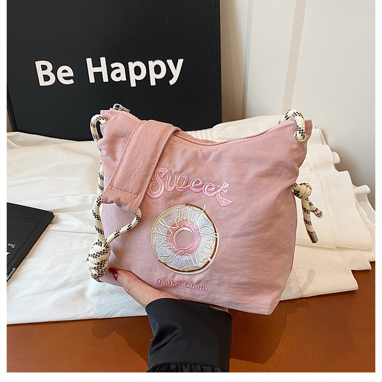 Mestská jednoduchosť: taška cez rameno z Oxfordu s horizontálnym štvorcovým tvarom, zipsom a skrytou vnútornou kapsou