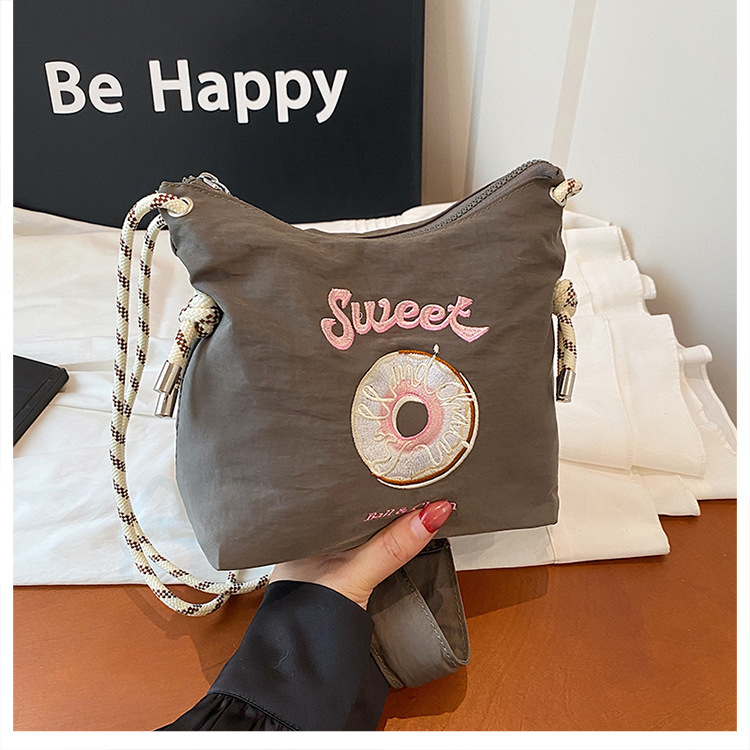 Mestská jednoduchosť: taška cez rameno z Oxfordu s horizontálnym štvorcovým tvarom, zipsom a skrytou vnútornou kapsou