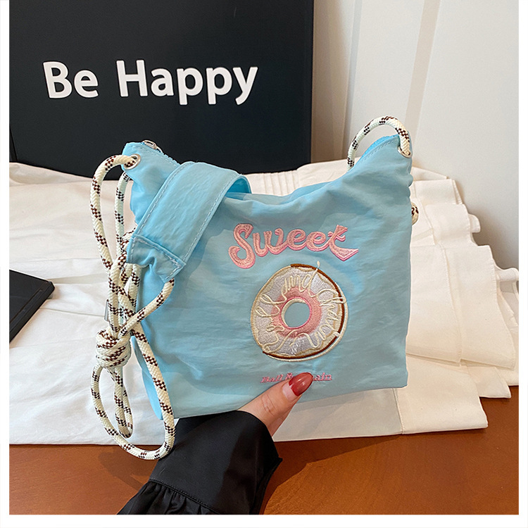 Mestská jednoduchosť: taška cez rameno z Oxfordu s horizontálnym štvorcovým tvarom, zipsom a skrytou vnútornou kapsou