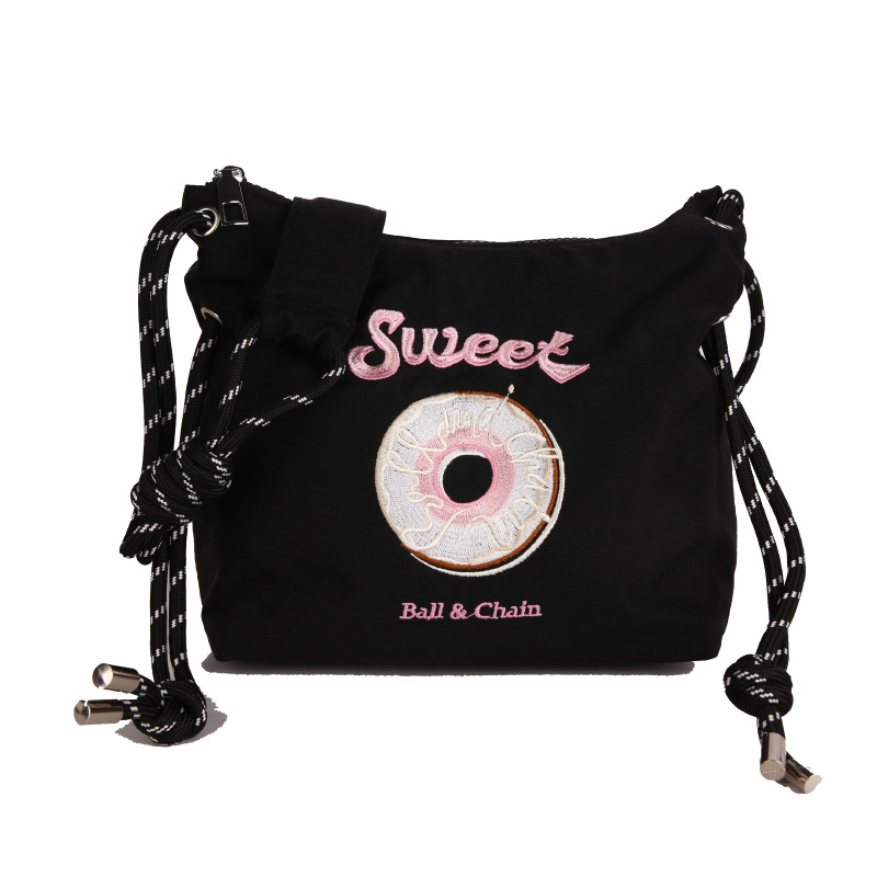 Mestská jednoduchosť: taška cez rameno z Oxfordu s horizontálnym štvorcovým tvarom, zipsom a skrytou vnútornou kapsou