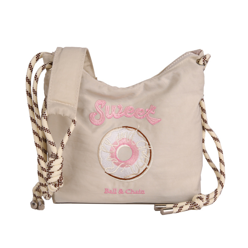 Mestská jednoduchosť: taška cez rameno z Oxfordu s horizontálnym štvorcovým tvarom, zipsom a skrytou vnútornou kapsou