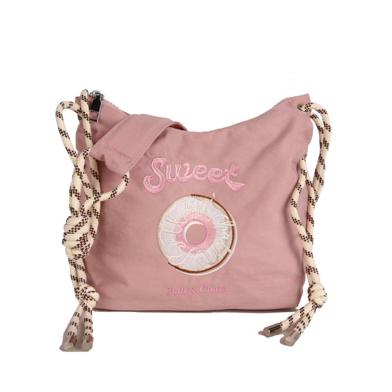 Mestská jednoduchosť: taška cez rameno z Oxfordu s horizontálnym štvorcovým tvarom, zipsom a skrytou vnútornou kapsou