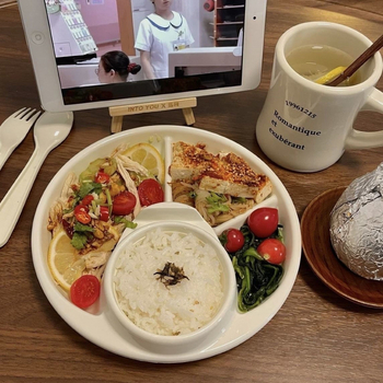 Plastová raňajková miska s tromi priehradkami