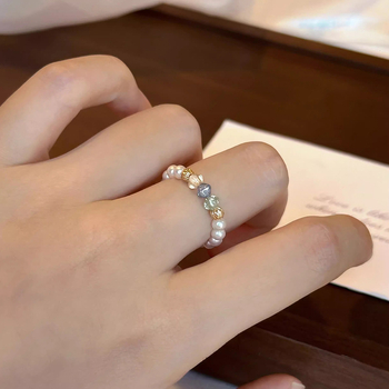 Unisex prsteň z meďe s U-tvarom, perla a české koráliky – špeciálny dizajn, francúzska inšpirácia, vysoká kvalita