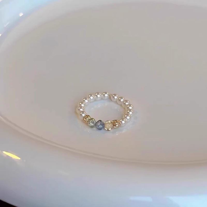 Unisex prsteň z meďe s U-tvarom, perla a české koráliky – špeciálny dizajn, francúzska inšpirácia, vysoká kvalita