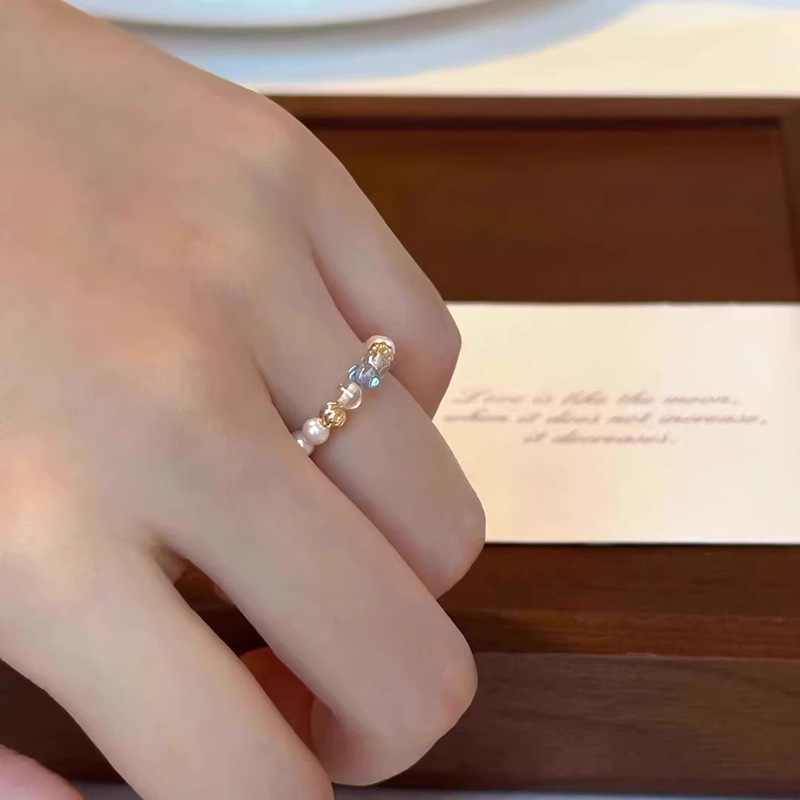 Unisex prsteň z meďe s U-tvarom, perla a české koráliky – špeciálny dizajn, francúzska inšpirácia, vysoká kvalita