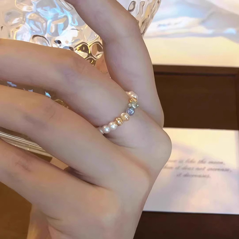 Unisex prsteň z meďe s U-tvarom, perla a české koráliky – špeciálny dizajn, francúzska inšpirácia, vysoká kvalita