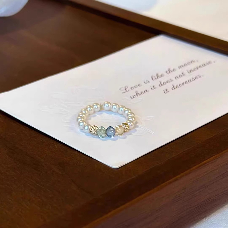 Unisex prsteň z meďe s U-tvarom, perla a české koráliky – špeciálny dizajn, francúzska inšpirácia, vysoká kvalita