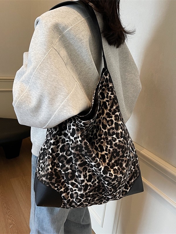 Leopard mintás tote táska, Oxford anyagból, utcai stílus, vízszintes négyzetes forma, cipzáras záródás, belső cipzáras rekesz és telefonzseb, poliészter bélés