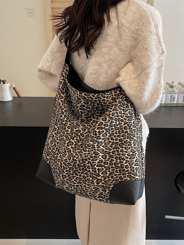Leopard mintás tote táska, Oxford anyagból, utcai stílus, vízszintes négyzetes forma, cipzáras záródás, belső cipzáras rekesz és telefonzseb, poliészter bélés