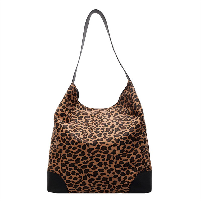 Leopard mintás tote táska, Oxford anyagból, utcai stílus, vízszintes négyzetes forma, cipzáras záródás, belső cipzáras rekesz és telefonzseb, poliészter bélés
