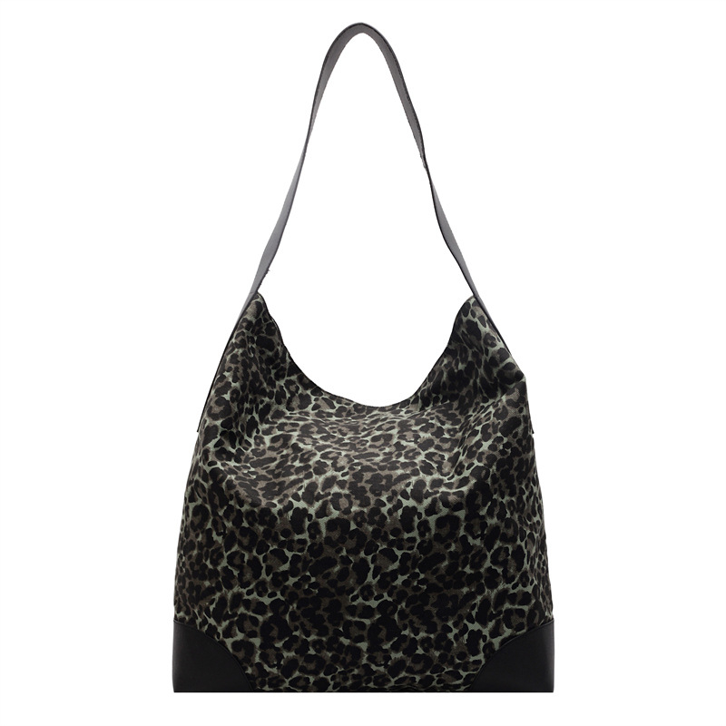 Leopard mintás tote táska, Oxford anyagból, utcai stílus, vízszintes négyzetes forma, cipzáras záródás, belső cipzáras rekesz és telefonzseb, poliészter bélés