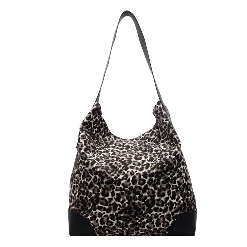 Leopard mintás tote táska, Oxford anyagból, utcai stílus, vízszintes négyzetes forma, cipzáras záródás, belső cipzáras rekesz és telefonzseb, poliészter bélés