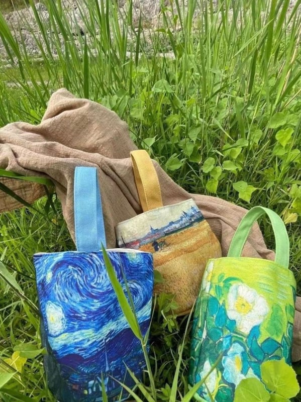 Torba tipa kofer inspirirana Van Goghom, književni stil, Oxford tkanina, cilindrični oblik, magnetska zatvarač, pamuk podstava, jedna naramenica
