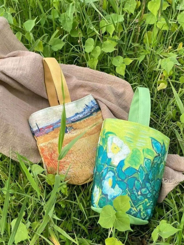 Torba tipa kofer inspirirana Van Goghom, književni stil, Oxford tkanina, cilindrični oblik, magnetska zatvarač, pamuk podstava, jedna naramenica