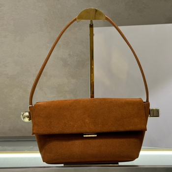 Kožna crossbody torba za podlakticu, horizontalnog kvadratnog oblika, magnetsko zatvaranje, Oxford podstava, jedna naramenica.