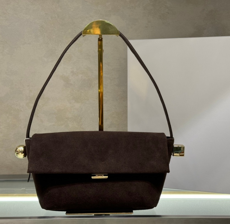 Kožna crossbody torba za podlakticu, horizontalnog kvadratnog oblika, magnetsko zatvaranje, Oxford podstava, jedna naramenica.