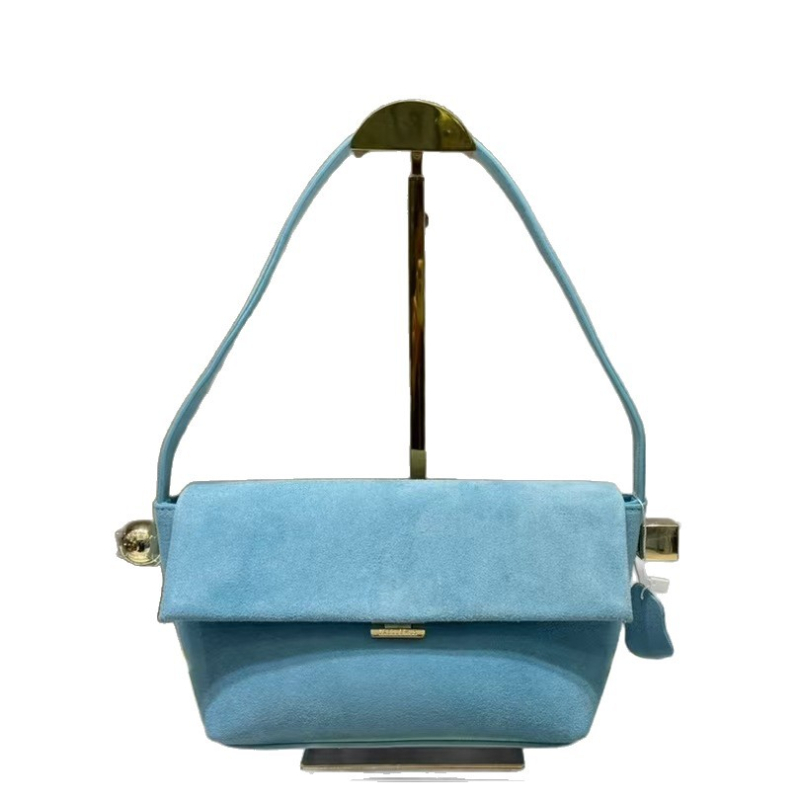 Kožna crossbody torba za podlakticu, horizontalnog kvadratnog oblika, magnetsko zatvaranje, Oxford podstava, jedna naramenica.