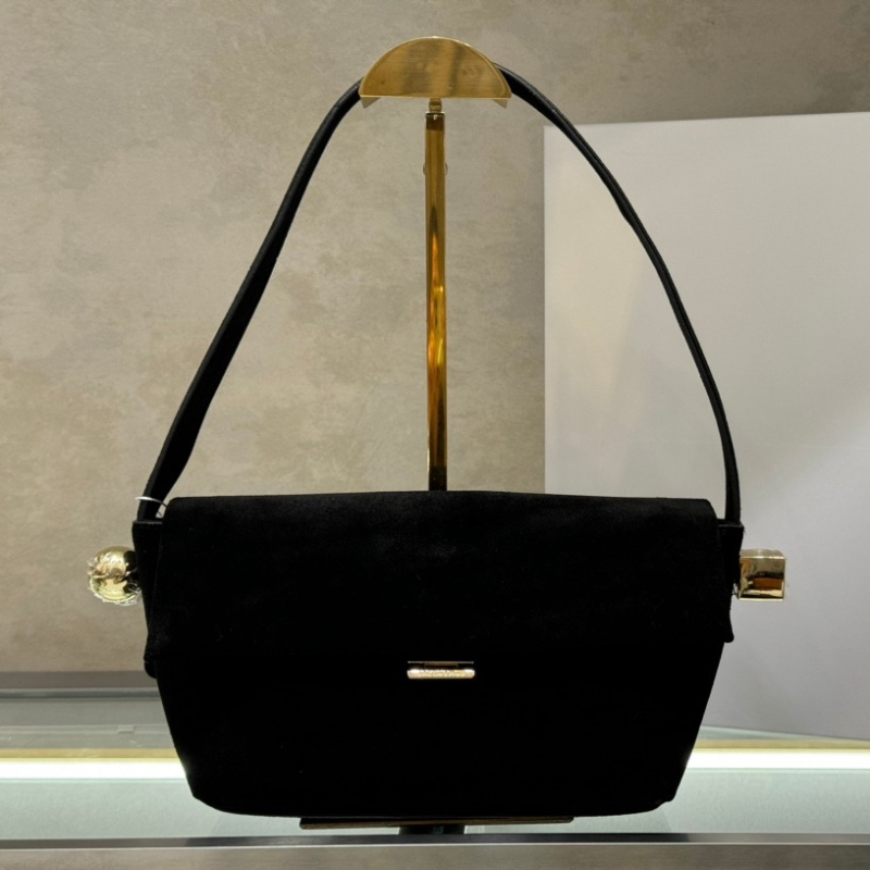 Kožna crossbody torba za podlakticu, horizontalnog kvadratnog oblika, magnetsko zatvaranje, Oxford podstava, jedna naramenica.