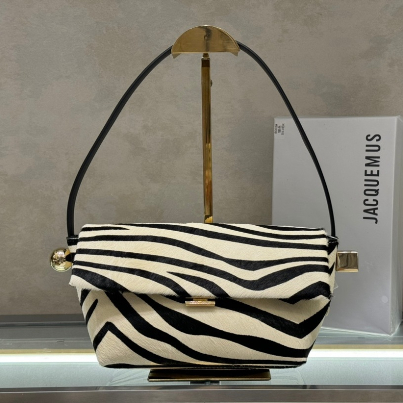 Kožna crossbody torba za podlakticu, horizontalnog kvadratnog oblika, magnetsko zatvaranje, Oxford podstava, jedna naramenica.