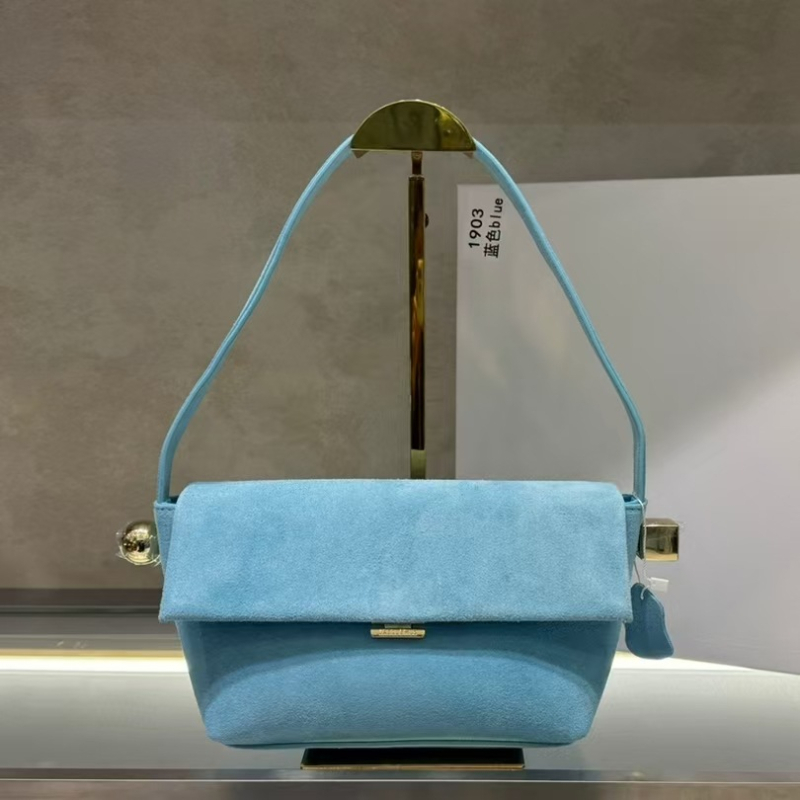 Kožna crossbody torba za podlakticu, horizontalnog kvadratnog oblika, magnetsko zatvaranje, Oxford podstava, jedna naramenica.