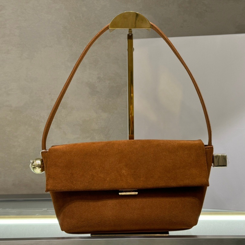 Kožna crossbody torba za podlakticu, horizontalnog kvadratnog oblika, magnetsko zatvaranje, Oxford podstava, jedna naramenica.