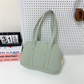 Tote taška Oxford so street style a podpažným dizajnom, vodorovný štvorcový tvar, zapínanie na zips, polyesterová podšívka, vrecko na dokumenty, vnútorné vrecko s patchom, dvojité popruhy — Jeseň 2025