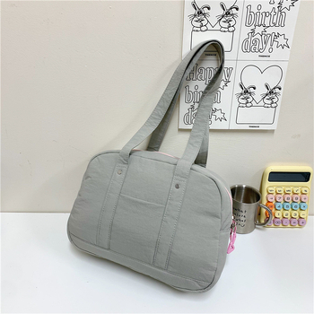 Tote taška Oxford so street style a podpažným dizajnom, vodorovný štvorcový tvar, zapínanie na zips, polyesterová podšívka, vrecko na dokumenty, vnútorné vrecko s patchom, dvojité popruhy — Jeseň 2025