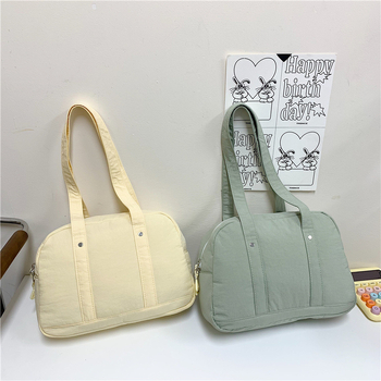 Tote taška Oxford so street style a podpažným dizajnom, vodorovný štvorcový tvar, zapínanie na zips, polyesterová podšívka, vrecko na dokumenty, vnútorné vrecko s patchom, dvojité popruhy — Jeseň 2025