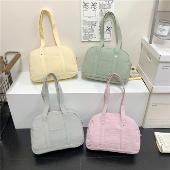 Tote taška Oxford so street style a podpažným dizajnom, vodorovný štvorcový tvar, zapínanie na zips, polyesterová podšívka, vrecko na dokumenty, vnútorné vrecko s patchom, dvojité popruhy — Jeseň 2025