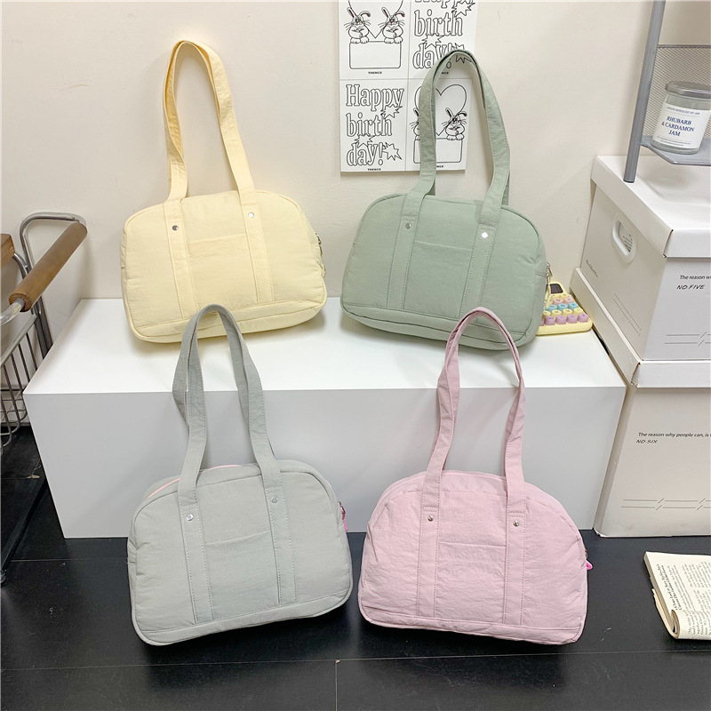 Tote taška Oxford so street style a podpažným dizajnom, vodorovný štvorcový tvar, zapínanie na zips, polyesterová podšívka, vrecko na dokumenty, vnútorné vrecko s patchom, dvojité popruhy — Jeseň 2025