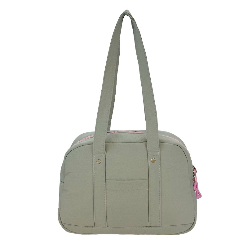 Tote taška Oxford so street style a podpažným dizajnom, vodorovný štvorcový tvar, zapínanie na zips, polyesterová podšívka, vrecko na dokumenty, vnútorné vrecko s patchom, dvojité popruhy — Jeseň 2025