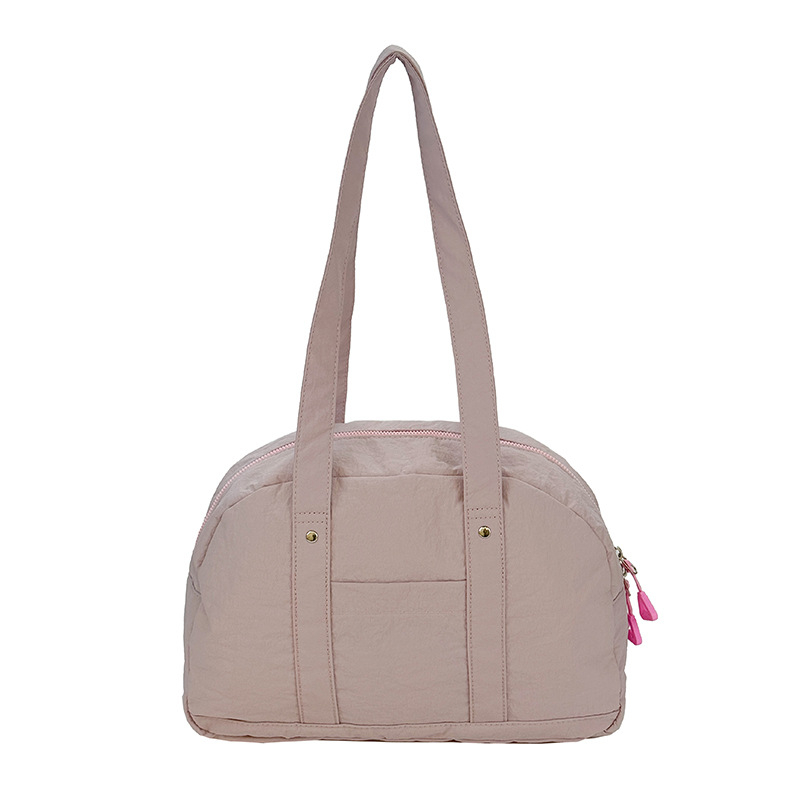 Tote taška Oxford so street style a podpažným dizajnom, vodorovný štvorcový tvar, zapínanie na zips, polyesterová podšívka, vrecko na dokumenty, vnútorné vrecko s patchom, dvojité popruhy — Jeseň 2025