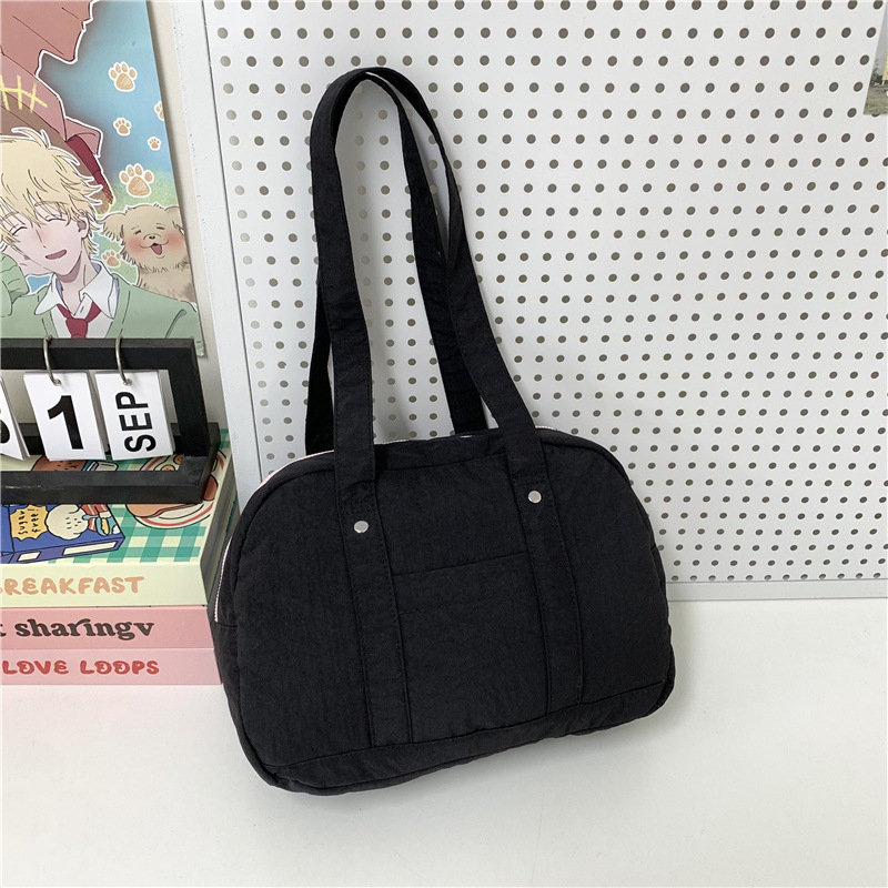 Tote taška Oxford so street style a podpažným dizajnom, vodorovný štvorcový tvar, zapínanie na zips, polyesterová podšívka, vrecko na dokumenty, vnútorné vrecko s patchom, dvojité popruhy — Jeseň 2025