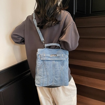 Denim ruksak s vintage izgledom, studentska putna torba, nosi se ručno ili crossbody (Materijal: Denim • Ljeto 2025 • Podstava: Poliester • Način otvaranja: Pokriveno • Otporan na habanje)