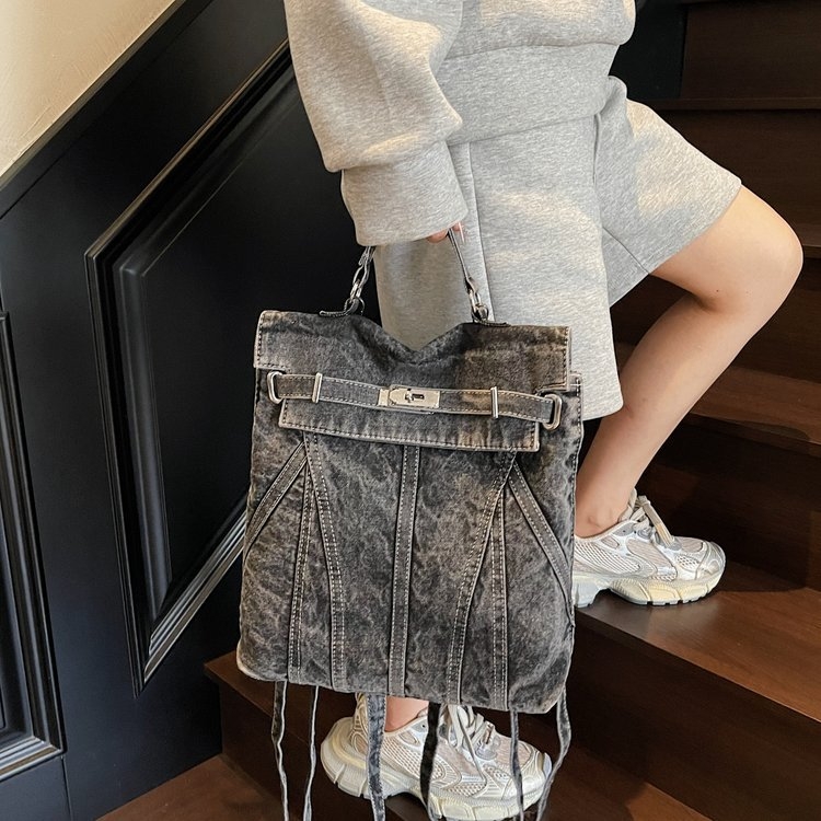 Denim ruksak s vintage izgledom, studentska putna torba, nosi se ručno ili crossbody (Materijal: Denim • Ljeto 2025 • Podstava: Poliester • Način otvaranja: Pokriveno • Otporan na habanje)